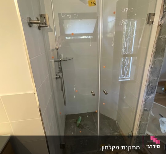 מקלחון זכוכית עם דלתות ומוט מקלחת